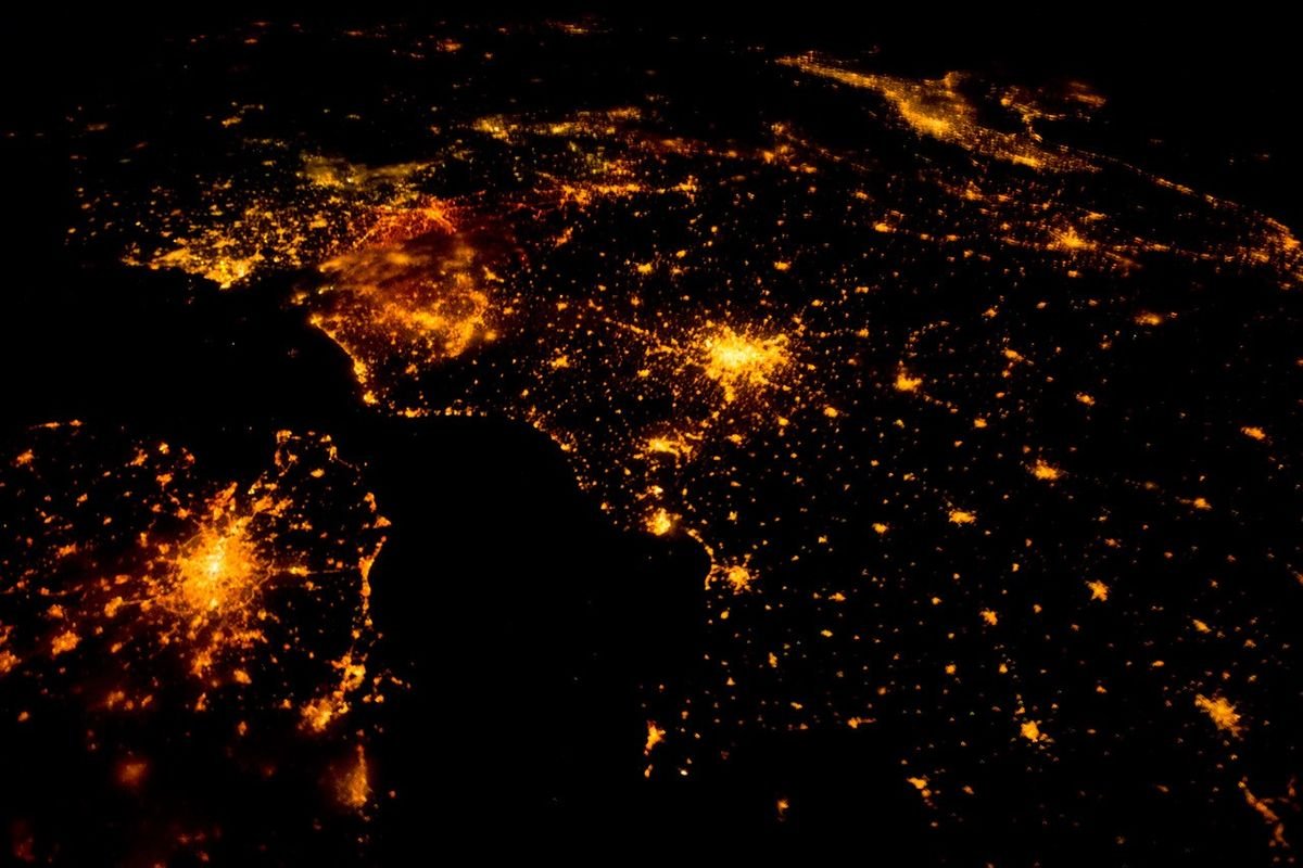 Luci delle città del Nord Italia e dell’Europa viste dall’orbita (NASA)